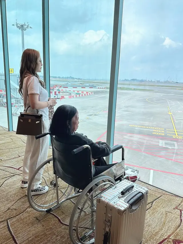 Momo Geisha menemani ibunya berobat di Singapura (Foto: Instagram @therealmomogeisha)