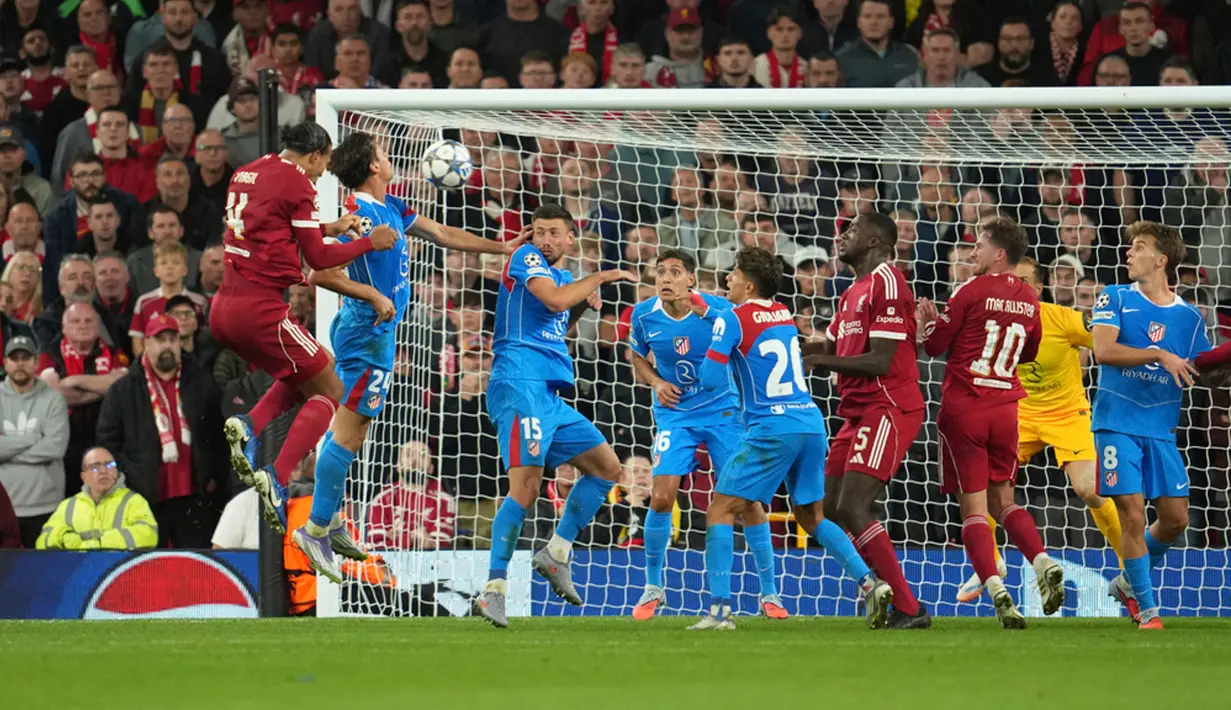 Di paruh kedua, Llorente kembali menjadi momok dengan gol keduanya yang membuat skor imbang. Namun, kemenangan Liverpool akhirnya dipastikan di masa tambahan waktu lewat sundulan kapten mereka, Virgil van Dijk. (AP Photo/Jon Super)
