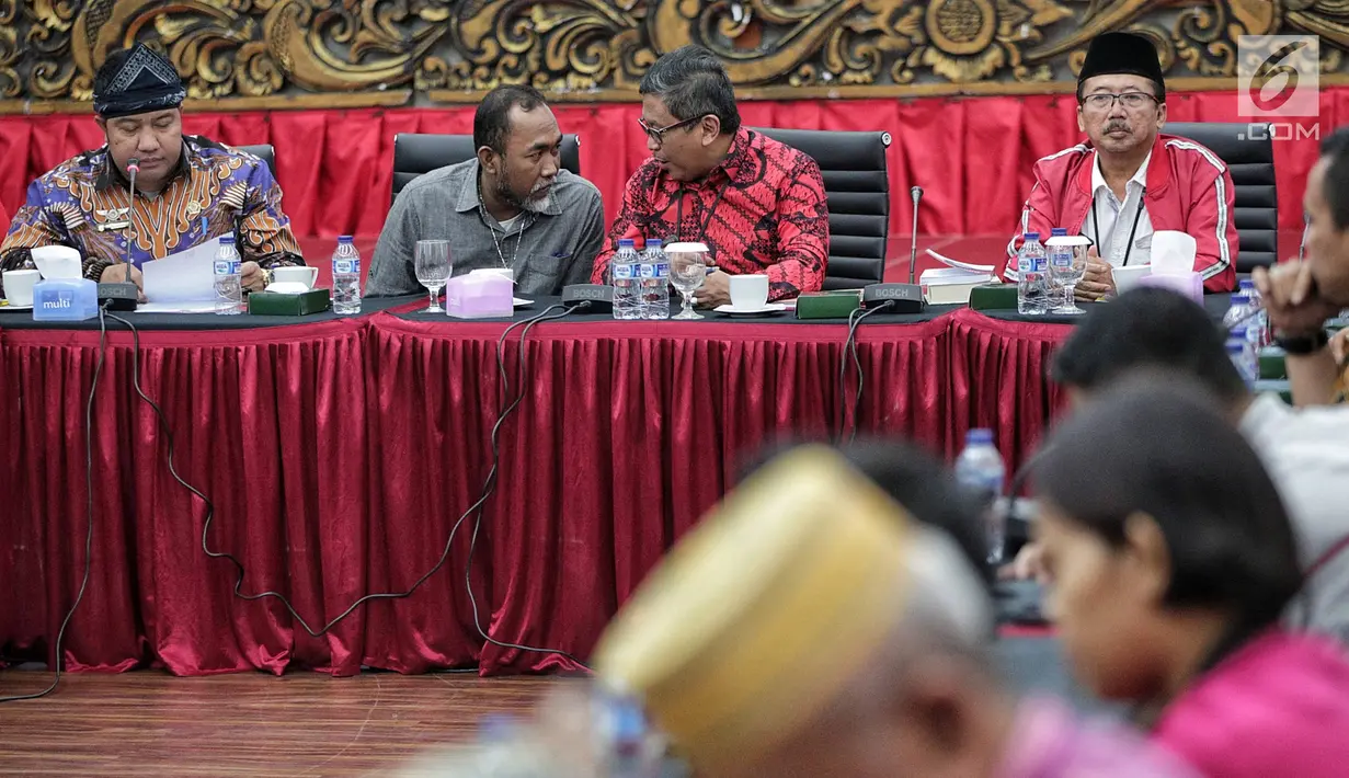 Sekjen PDIP Hasto Kristiyanto (dua kanan) berbincang saat menerima Pasukan Adat Nusantara Indonesia (PANI) di Kantor Pusat PDIP, Menteng, Jakarta, Rabu (13/2). Hasto menyatakan pihaknya terus mendorong bangkitnya kebudayaan. (Liputan6.com/Faizal Fanani)