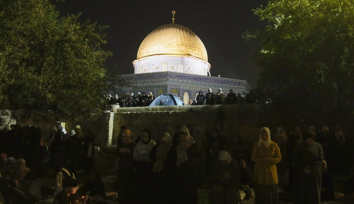 FOTO: Umat Muslim Palestina Berburu Malam Lailatul Qadar