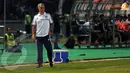 Pelatih Chelsea Jose Mourinho memperhatikan serius jalannya pertandingan ini. (Liputan6.com/Helmi Fithriansyah)