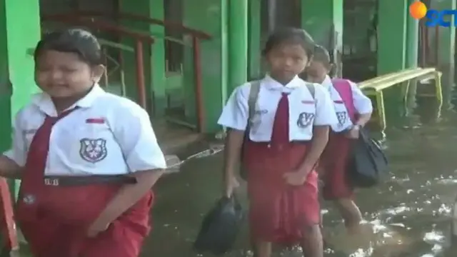 Akibat Banjir, Siswa SD di Semarang Digendong ke Sekolah Hingga Ular Masuk Kelas