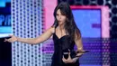 Penyanyi Camila Cabello dianugerahi sebagai Lagu Pop/Rock Terfavorit untuk lagu 'Havana' pada American Music Awards 2018 di Los Angeles, Selasa (9/10). Camila berterima kasih untuk para penggemar setia dan tim yang mendukungnya. (Matt Sayles/Invision/AP)