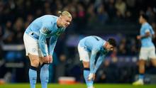 Erling Haaland dari Manchester City menarik kaus kakinya pada laga Liga Champions antara Manchester City dan Bayer Leverkusen di Manchester, Inggris, Selasa, 25 November 2025. (AP Photo/Dave Thompson)