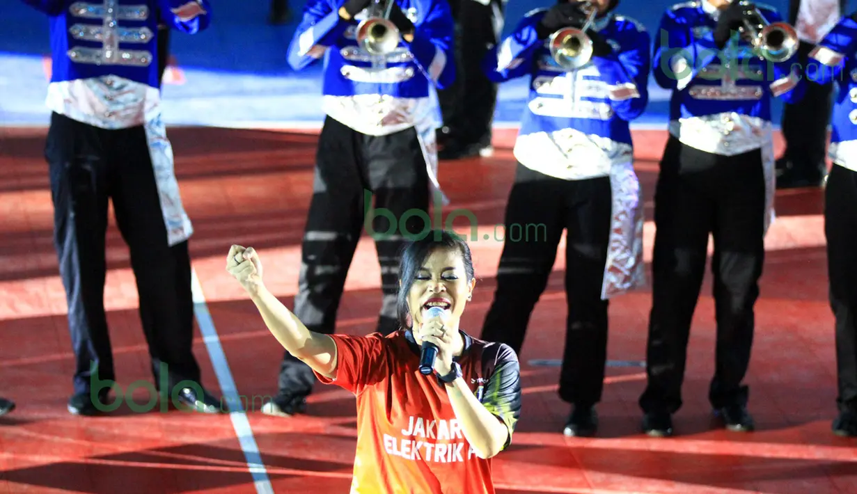 Penyanyi Kikan menghibur penonton pada Pembukaan Proliga 2016 putaran pertama yang berlangsung meriah di GOR Ken Arok, Malang, Jumat (19/2/2016). (Bola.com/Nicklas Hanoatubun)