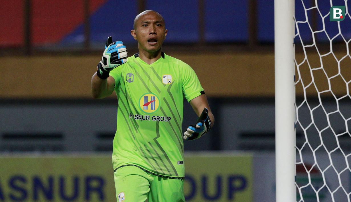 Kiper Barito Putera, Aditya Harlan saat melawan Persikabo 1973 dalam laga pekan ke-4 BRI Liga 1 2021/2022 di Stadion Wibawa Mukti, Cikarang, Kamis (23/9/2021). Barito Putera kalah 0-3. (Bola.com/M Iqbal Ichsan)