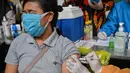 Seorang warga menerima dosis vaksin virus corona COVID-19 Sinovac di sebuah mal di Surabaya, Jawa Timur, Kamis (23/9/2021). Vaksinasi COVID-19 di Surabaya dilakukan di fasilitas kesehatan, mal, perkantoran, kelurahan hingga balai RW. (Juni Kriswanto/AFP)