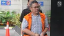 Mantan anggota DPRD Sumatera Utara Syahrial Harahap berjalan menuju gedung KPK, Jakarta, Senin (28/1). Syahrial diperiksa sebagai tersangka terkait Pengesahan Perubahan APBD 2013-2015. (Merdeka.com/Dwi Narwoko)
