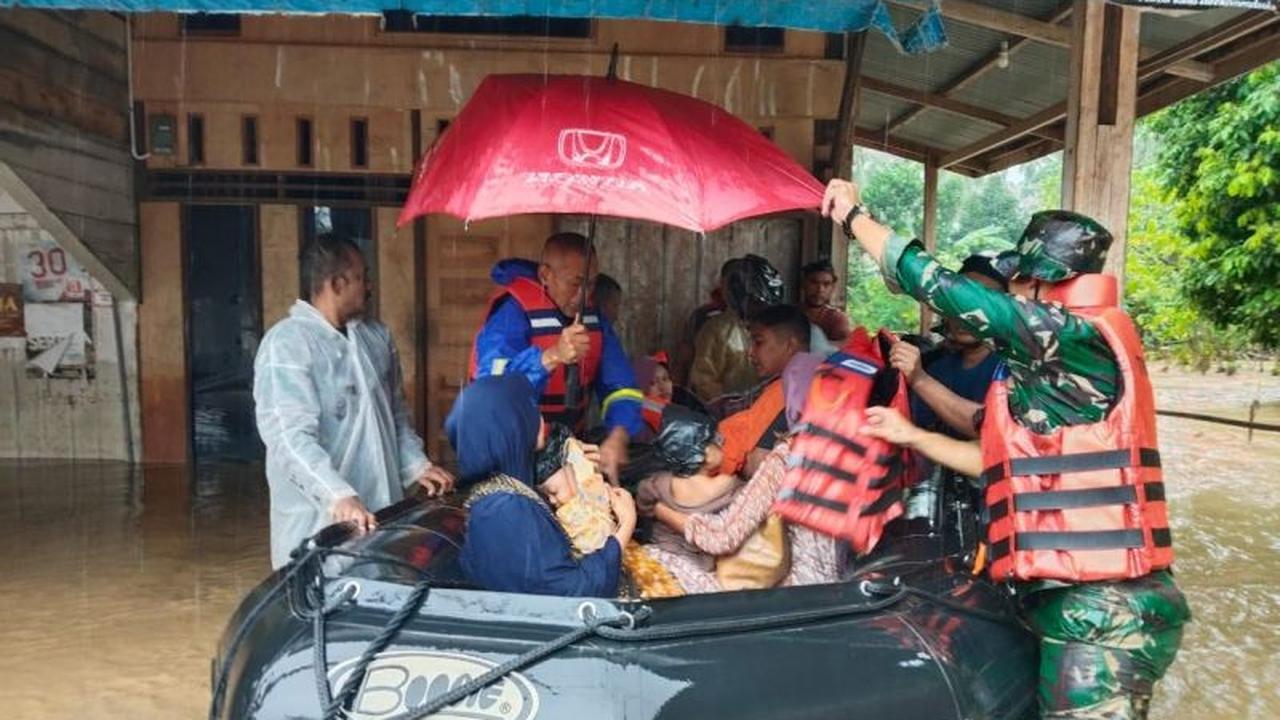 Prajurit TNI Evakuasi Ratusan Warga Terjebak Banjir di Aceh Utara