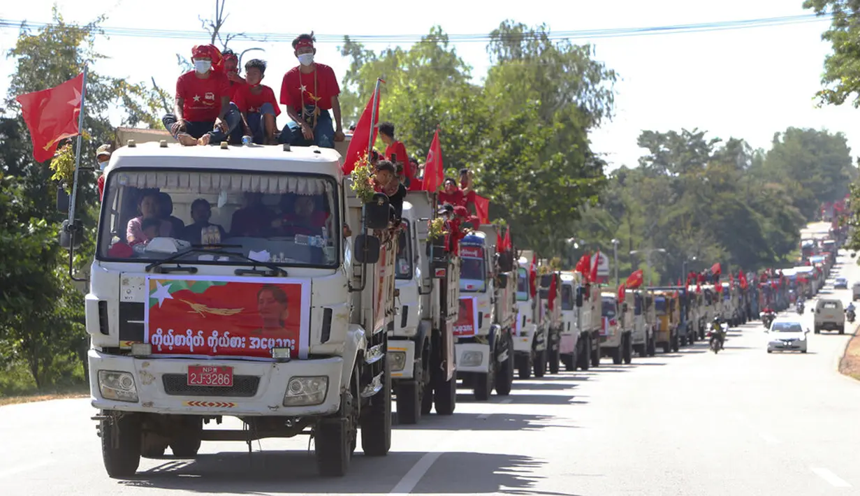 Pendukung partai National League for Democracy (NLD) pimpinan Aung San Suu Kyi berkonvoi dengan truk saat kampanye pemilihan umum bulan depan di Naypyitaw, Myanmar, Rabu (21/10/2020). (AP Photo/Aung Shine Oo)
