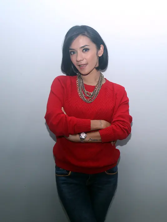 Saat liburan keluarga, wanita berusia 32 tahun ini tidak mengandalkan jasa pengasuh untuk mengurus buah hatinya. Enno Lerian akan meninggalkan kegiatannya sebagai publik figure dan turun langsung mengasuh anaknya. (Deki Prayoga/Bintang.com)