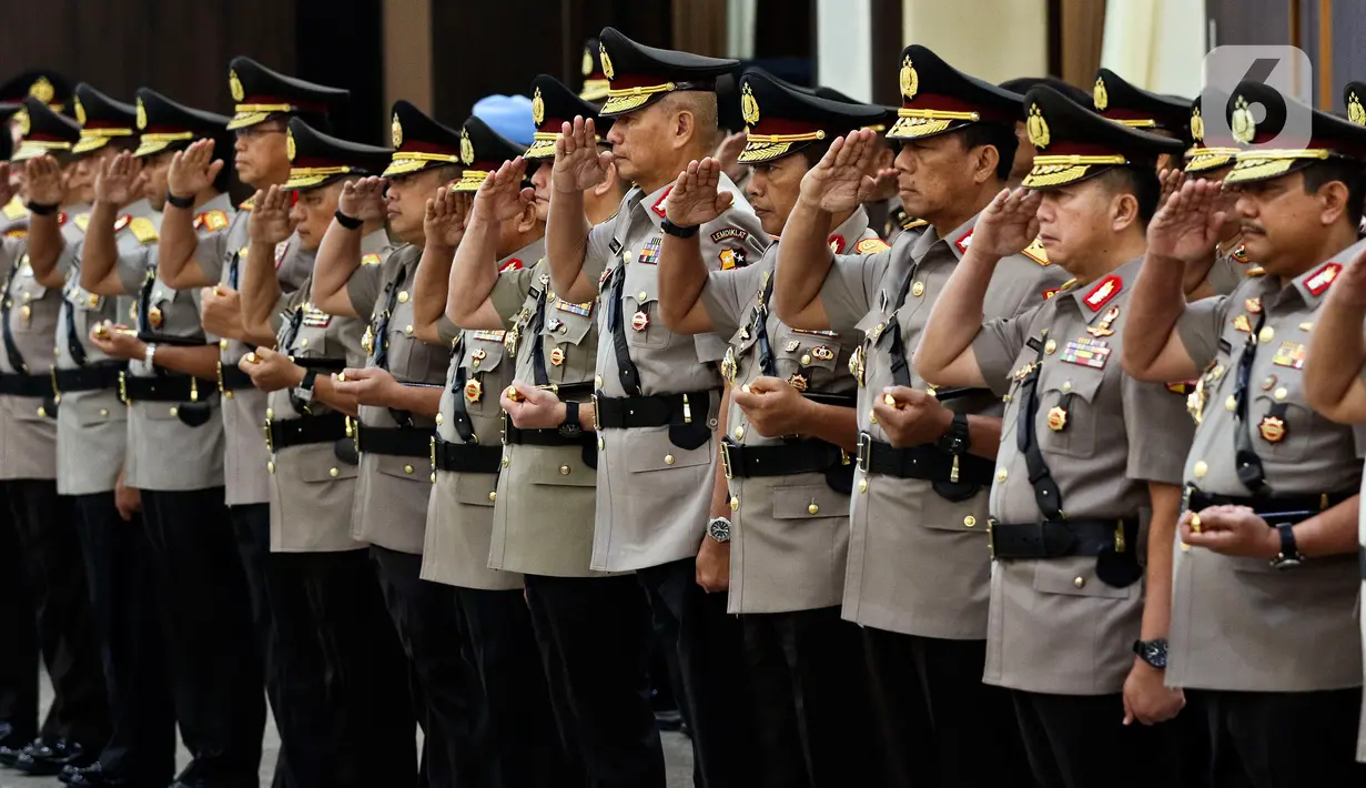 Perwira Tinggi Polri mengikuti upacara sertijab Kepala Divisi Hubungan Internasional Polri dan sejumlah Kapolda di Rupatama Mabes Polri, Selasa (11/2/2020). Kapolri Jenderal Idham Azis memimpin 8 Kapolda yang dirotasi dan pejabat utama lain untuk melafalkan sumpah jabatan. (Liputan6.com/Johan Tallo)
