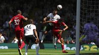 Pemain Fulham Aleksandar Mitrovic, kanan atas, mencetak gol selama pertandingan sepak bola Liga Inggris antara Fulham dan Liverpool di stadion Craven Cottage di London, Sabtu, (6/8/2022) malam WIB. (AP Photo/Ian Walton)