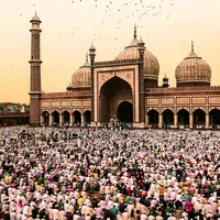 Berjalan kaki selama 15 menit setelah Tarawih mungkin tampak sederhana, tetapi memiliki dampak metabolisme yang besar. Para peneliti telah mengamati perubahan terukur dalam pola glukosa, sirkulasi, dan pencernaan hanya dengan beberapa menit bergerak. Apa yang tampak seperti jalan-jalan santai sebenarnya adalah kebiasaan kecil yang berpotensi membuat perbedaan besar seiring waktu. [Dok/Pexels.com/Chattrapal (Shitij) Singh].