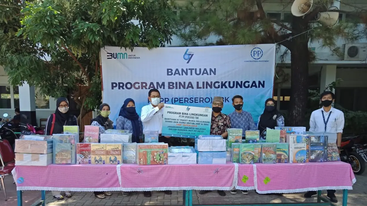 PT PP (Persero) Tbk, melaksanakan program bantuan sosial di bidang pendidikan, yaitu pembagian paket buku kurikulum