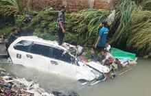 Anak Sungai Citarum Meluap dan Tembok Rumah Jebol, 2 Mobil Hanyut Sulit Dievakuasi