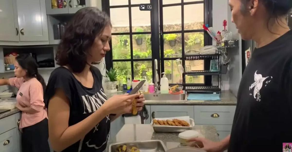 7 Potret Dapur di Rumah Bimbim Slank, Dilengkapi Mini Bar Bernuansa Klasik dengan Toples Jadul