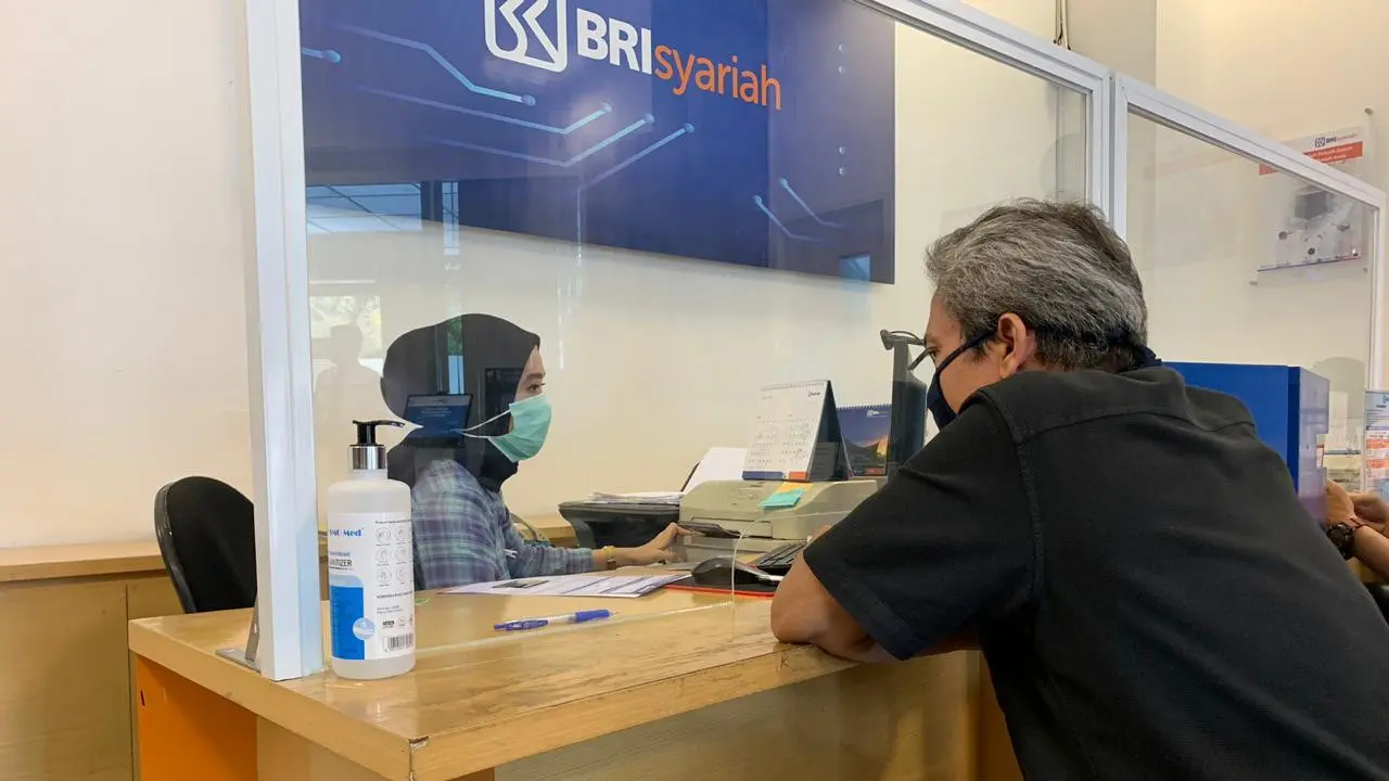 Suasana transaksi perbankan Syariah di BRI Syariah