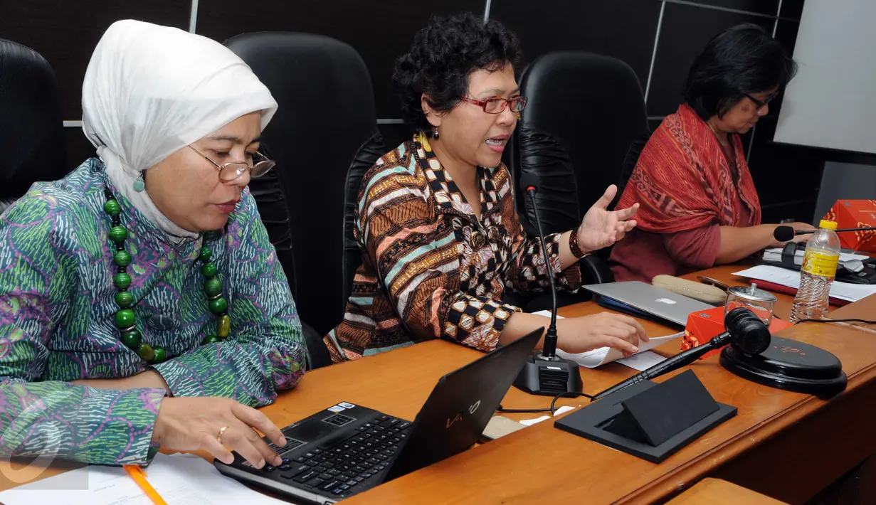 Wakil Ketua Internal Komnas HAM, Siti Noor Laila (tengah) memberikan keterangan pers di Kantor Komnas HAM, Jakarta, Senin (15/2/2016). Komnas HAM menolak hukuman kebiri bagi pelaku kejahatan seksual. (Liputan6.com/Helmi Afandi)