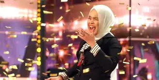 Saking terkesimanya, Cowell memberikan Golden Buzzer untuk penyanyi tunanetra tersebut. [Foto: YouTube/America's Got Talent].