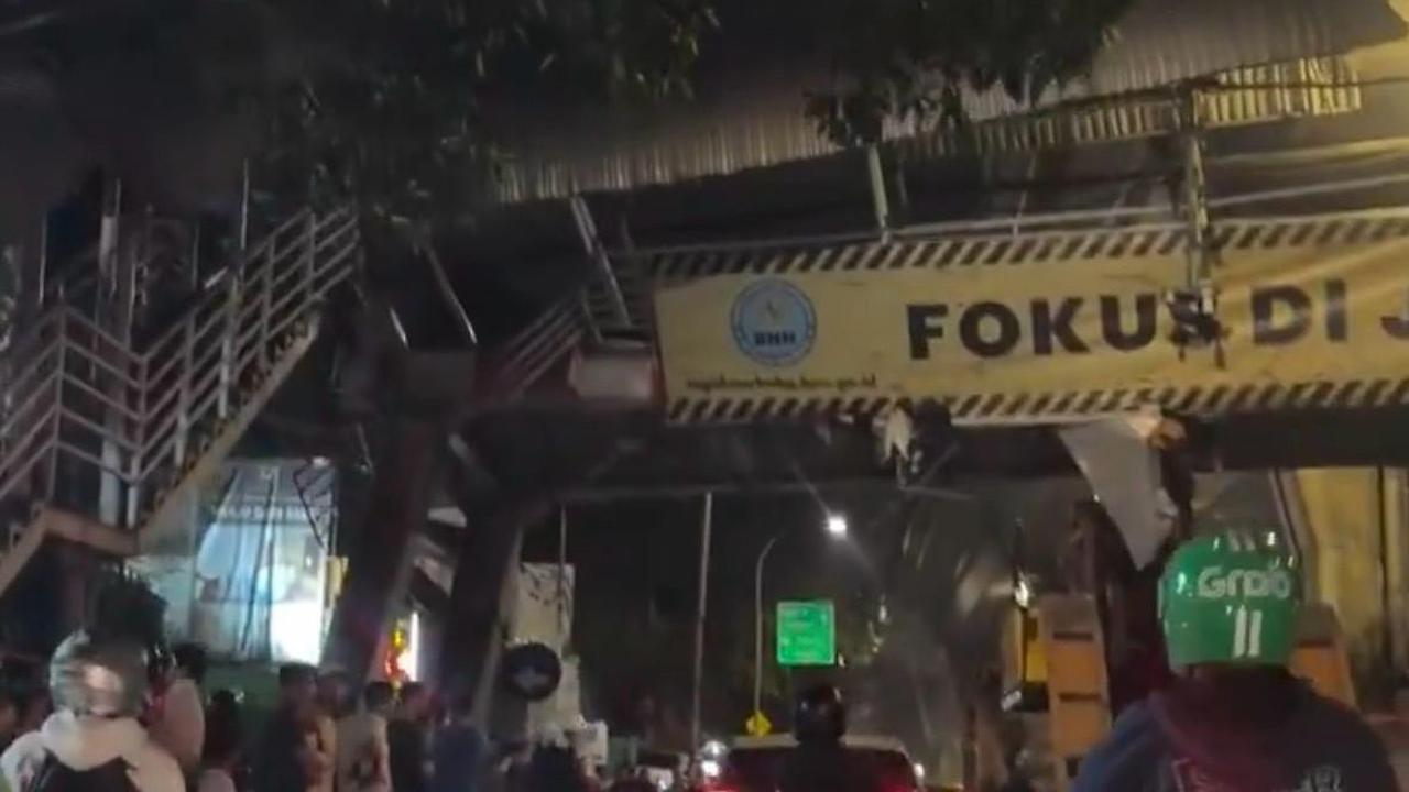 JPO Tendean Rusak Tersangkut Truk Crane, Lalu Lintas Terhambat