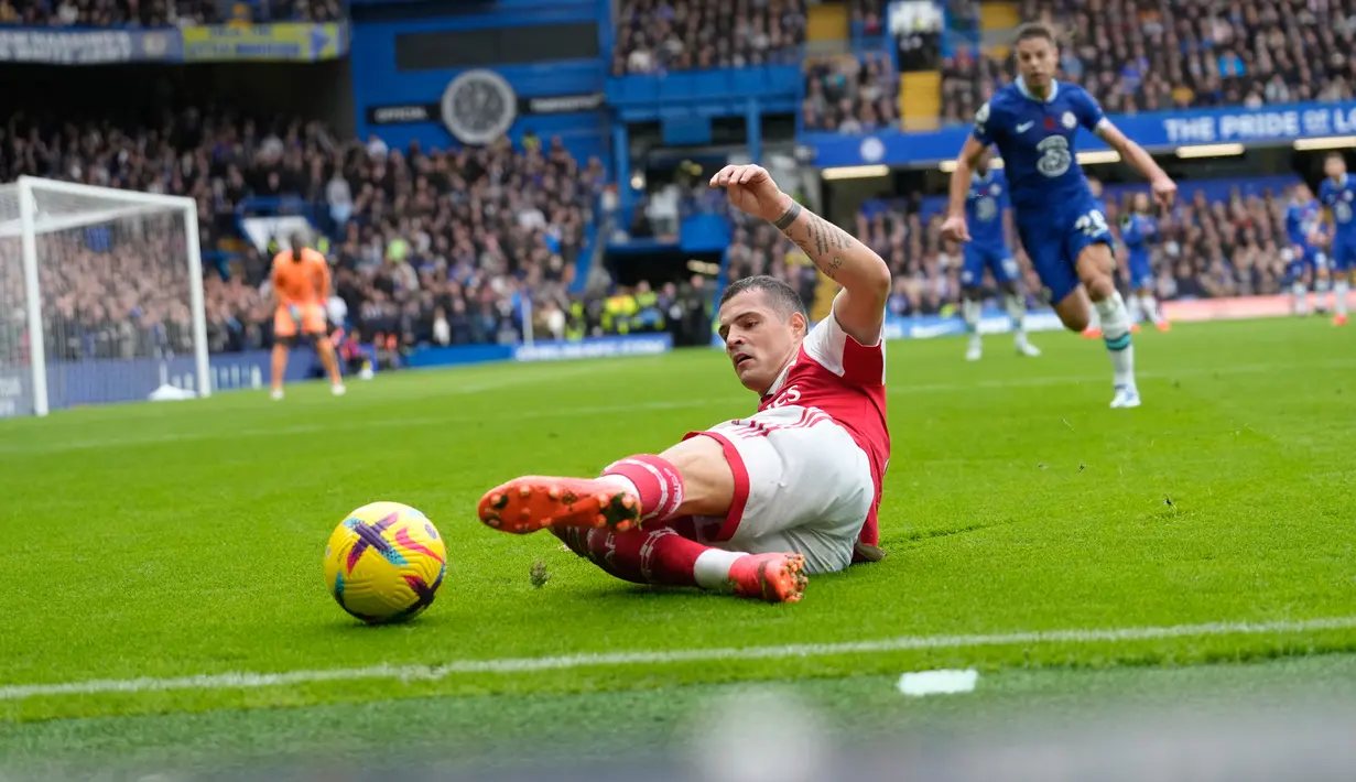 Pemain Arsenal Granit Xhaka berusaha menghentikan bola saat melawan Chelsea pada pertandingan sepak bola Liga Inggris di Stadion Stamford Bridge, London, Inggris, 6 November 2022. Arsenal kembali memuncaki klasemen Liga Inggris usai mengalahkan Chelsea dengan skor 1-0. (AP Photo/Kirsty Wigglesworth)
