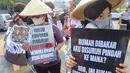 Aktivis lingkungan Wahana Lingkungan Hidup Indonesia (Walhi) berunjuk rasa terkait kebakaran hutan dan lahan (karhutla) di kawasan Tosari, Jakarta, Jumat . 14 Agustus 2026/ (KLY/ Arie Basuki)