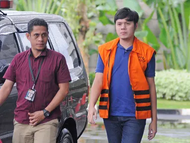 Tersangka Direktur PT Hidro Tekno Indonesia, Hendarwan Maruszama tiba di gedung KPK, Jakarta, Kamis (8/2). Hendarwan diperiksa sebagai tersangka dalam kasus dugaan suap dalam APBD Pemerintah Kota Malang tahun anggaran 2016. (Liputan6.com/Herman Zakharia)