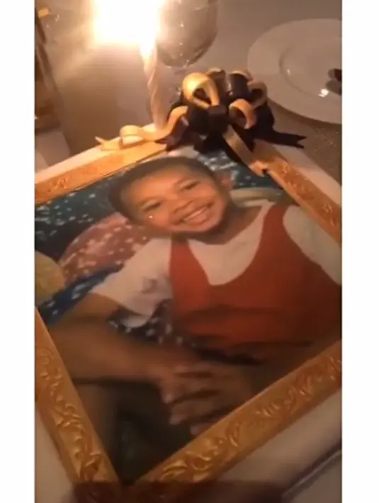 Lewat video singkat snapchat, Kylie memutar-mutar pergelangan Tyga. Serta diunggahannya ia menuliskan “60 carats for my baby”. (Instagram/Kylizzlesnapchats)