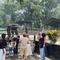 Keramaian terlihat di Taman Margasatwa Ragunan saat libur panjang akhir pekan Kenaikan Yesus Kristus. (Liputan6.com/Delvira Hutabarat)