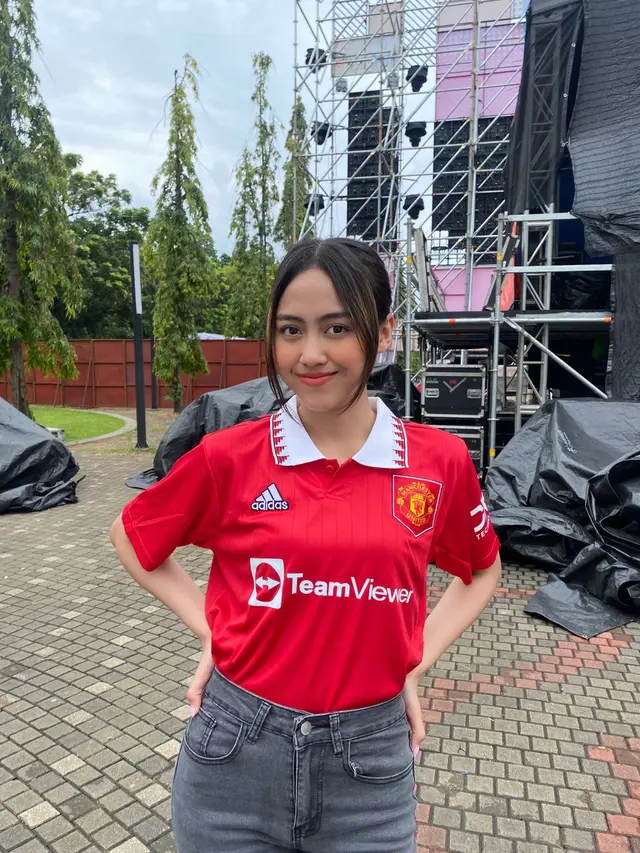 Mantan anggota JKT48, Sisca Saras, berpose dengan jersey tim kesayangannya.