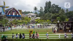 Sejumlah wisatawan menikmati keindahaan alam di Cimory Dairyland, Puncak, Bogor, Jawa Barat, Minggu (31/10/2021). Pelonggaran PPKM dimanfaatkan masyarakat untuk berlibur ke tempat wisata dengan tetap memberlakuan protokol kesehatan COVID-19. (Liputan6.com/Faizal Fanani)