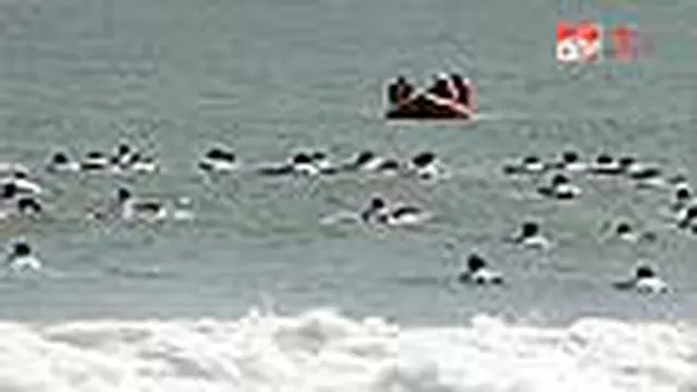 Akhir pekan kemarin, wisatawan dan warga Pulau Dewata mendapat hiburan dengan digelarnya sebuah lomba yang bertajuk Red Bull Heli Surf 2010. 