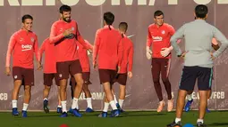 Bek Barcelona, Gerard Pique (dua kiri) dan rekan setimnya di Joan Gamper Sports Center, Sant Joan Despi, Spanyol, Selasa (23/10). Barcelona menjamu Inter Milan di Camp Nou pada Kamis (25/10) dini hari WIB. (LLUIS GENE/AFP)