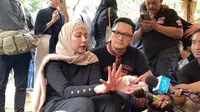 Deswita Maharani dan Ferry Maryadi menghadiri pemakaman Yusuf Affendy di TPU Menteng Pulo, Jakarta Selatan.