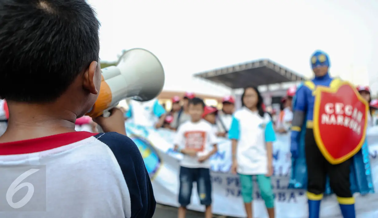 Sejumlah bocah mengajak kepada masyarakat Indonesia untuk mencegah narkoba Bundaran HI, Jakarta, Minggu (2/8/2015). Acara ini diadakan oleh BNN untuk memperingati Hari Anak Nasional (Liputan6.com/Faizal Fanani)