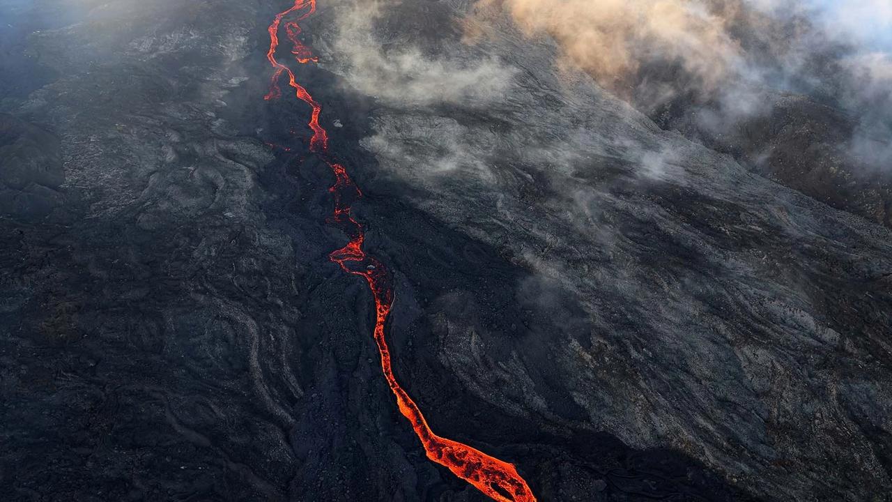 FOTO: Semburan Lava Pijar Warnai Erupsi Piton de la Fournais