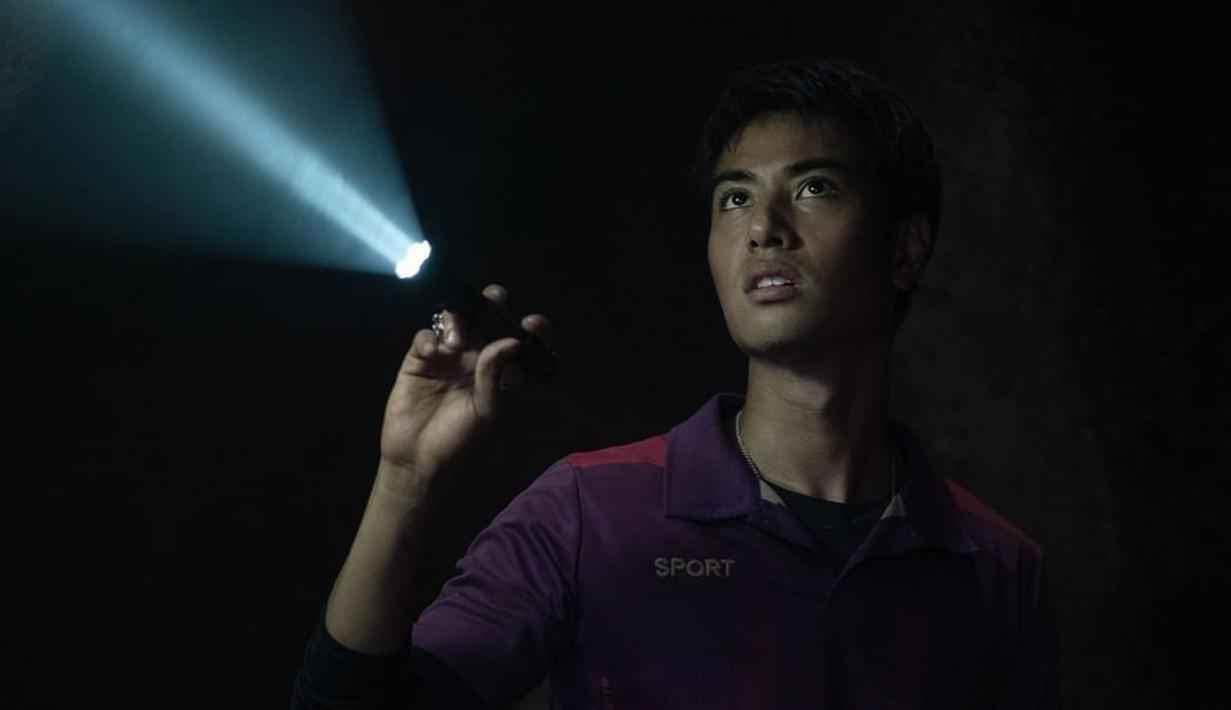 Gambar yang diupload Netflix Indonesia menampilkan adegan dalam serial Thai Cave Rescue. Fakta menarik sekaligus menyedihkan dalam serial ini adalah pemeran karakter Coach Eak, Beam Papangkorn meninggal dunia usai menyelesaikan syuting Thai Cave Rescue. (Instagram/@netflixid)