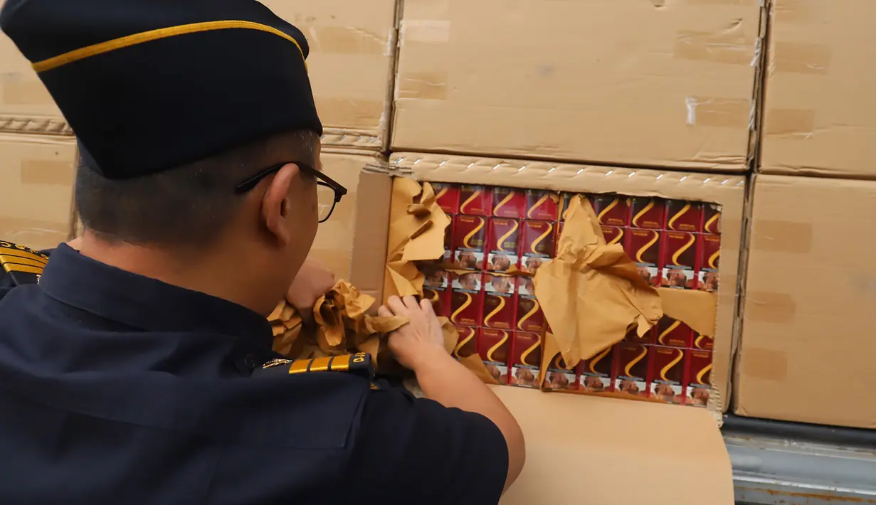 Petugas Direktur Jenderal Bea dan Cukai  memeriksa barang bukti hasil penindakan rokok ilegal di Kantor Pusat DJBC, Jakarta, Selasa (9/6/2026). (merdeka.com/Arie Basuki)