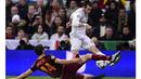 Pemain AS Roma, Iago Falque menghalau sepakan pemain Real Madrid, Gareth Bale pada leg kedua babak 16 besar Liga Champion di Stadion Santiago Bernabeu Madrid Rabu (9/3/2016) dini hari WIB. (AFP/Gerard Julien). (AFP/Javier Soriano)