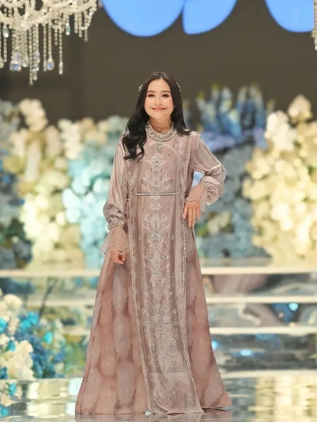 Ide Baju Lebaran dan Inspirasi Makeup Ala Prilly Latuconsina (Instagram/@prillylatuconsina96)