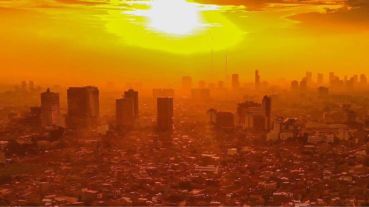 Keindahan Kota Jakarta yang Padat Penduduk di Kala Senja