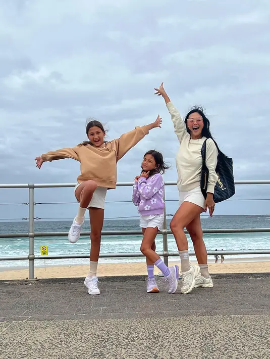 Ia pun juga kerap tampil fashionable saat menemani Indah Kalalo menghadiri acara [@indahkalalo]