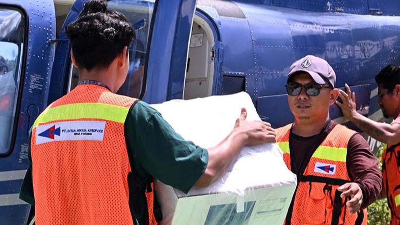 FOTO: Jangkau TPS Terpencil di Papua, Petugas KPU Kirim Logistik Pemilu 2024 Pakai Helikopter