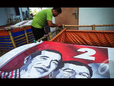 Spanduk Jokowi-JK dijadikan pelindung ternak lele di Rusun Marunda, Jakarta, Selasa (19/8/2014) (Liputan6.com/Faizal Fanani)