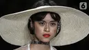 Model berjalan di catwalk Jakarta Fashion Week 2020 di Jakarta, Kamis (22/10/2019). Pekan mode terbesar se-Asia tenggara ini merupakan Gelaran tahunan ke-12 dan menampilkan lebih dari 270 label dan desainer baik dari dalam negeri dan luar negeri. (Liputan6.com/Johan Tallo)