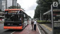 Warga saat akan menaiki bus listrik Transjakarta di Jalan Jenderal Sudirman, Jakarta, Senin (20/2/2023). Dinas Perhubungan (Dishub) DKI Jakarta akan melakukan pengadaan 120 bus listrik untuk Transportasi Jakarta (Transjakarta) pada tahun ini. (merdeka.com/Iqbal S Nugroho)