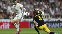 Penggawa Real Madrid Cristiano Ronaldo (kiri) mengambil ancang-ancang sebelum mencetak gol kedua ke gawang Atletico Madrid pada semifinal Liga Champions. Real Madrid menang 3-0 pada leg pertama di Estadio Santiago Bernabeu, Rabu (3/5/2017) dinihari WIB. (