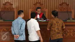 Tim kuasa hukum Syafruddin Arsyad Tumenggung mencabut gugatan praperadilan dengan alasan akan melakukan perbaikan pada permohonan gugatannya di PN Jaksel, Jakarta, Senin (15/5). (Liputan6.com/Immanuel Antonius)
