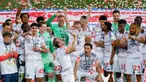 Bayern Munchen resmi menjuarai Bundesliga 2024/2025. Ini menjadi momen bersejarah bagi Harry Kane yang akhirnya mengangkat trofi pertamanya sepanjang kariernya. (AFP/Michaela Stache)
